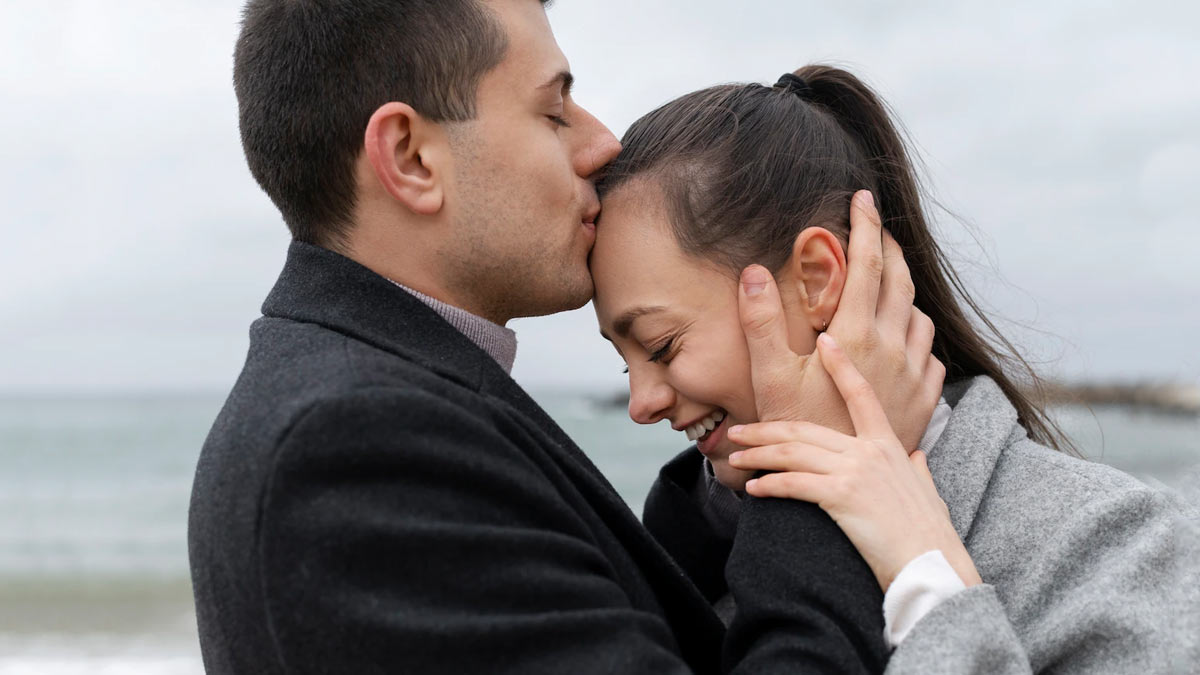 Forehead Kiss Meaning: अगर कोई माथे पर करता है किस तो क्या है उसका मतलब?